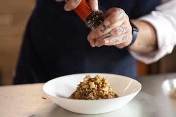 Detalhe do preparo do Baião de Dois — prato típico do Nordeste brasileiro que une arroz,...