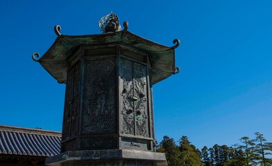 Fototapeta premium 奈良、東大寺、庭園、佛寺、寺院、文化財、木造建築、古代建築、日本文化、歷史名勝、古都京都の文化財、木、綠色、青空、銅灯篭、写真素材