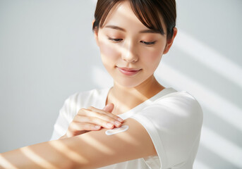 日焼け止めクリームを塗る女性