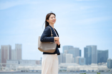青空バックに立つ女性