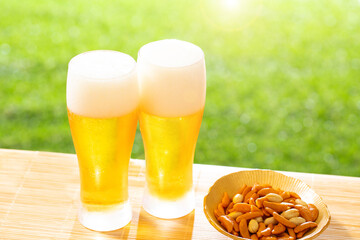 屋外でビールを楽しむ