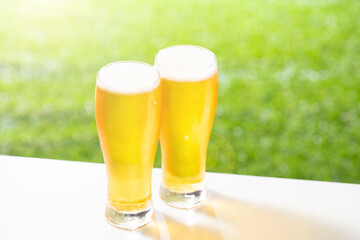屋外でビールを楽しむ