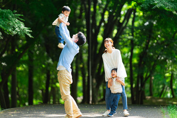 Fototapeta premium 家族に駆け寄る少年 