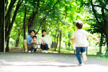 家族に駆け寄る少年