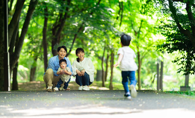 Obraz premium 家族に駆け寄る少年