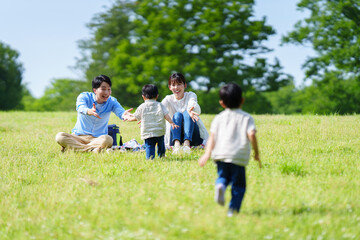 Fototapeta premium 家族に駆け寄る少年