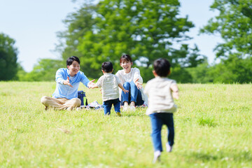 Fototapeta premium 家族に駆け寄る少年