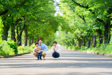 家族に駆け寄る少年