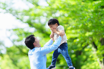 5歳の息子を持ち上げる父親