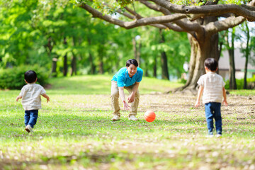 Fototapeta premium 公園で屋外保育する保育士 