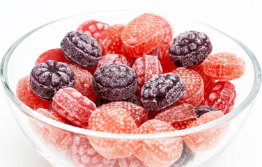 Fruchtbonbons in einer Glasschale