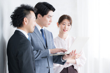 Fototapeta premium チームで仕事をするビジネスマンたち 男女の複数3人のチーム コミュニケーションなどのイメージ 