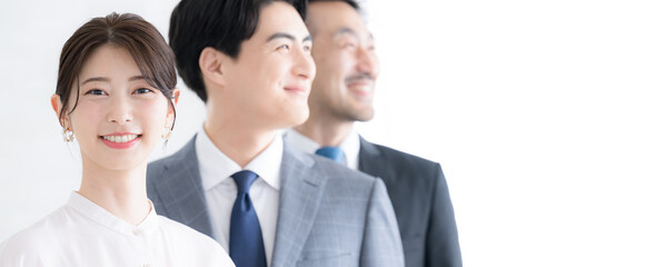 未来や目標を見つめるビジネスシーンの横顔の男女3人のクローズアップ　転職や希望のイメージのバナー