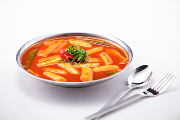 납작한 접시에 담겨있는 한국의 분식 매운 쌀 떡볶이.