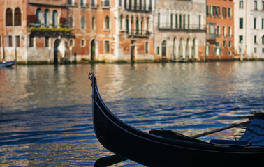 l ombra della gondola con antichi palazzi veneziani sullo sfondo