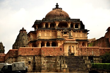 Obraz premium A historical temple built in ancient times, located in Rajasthan, India, showcases stone architecture, cultural heritage, and spiritual significance.