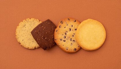 Cookies arranged on brown background. 　並べられたクッキー。　ブラウン背景上