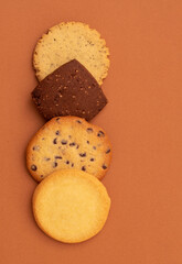 Cookies arranged on brown background. 　並べられたクッキー。　ブラウン背景上