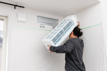 エアコンを取り付ける作業員