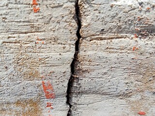 Cracked wall due to earthquake 
