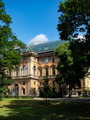 Obraz premium View to museum building in park