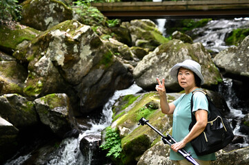 高山市宇津江四十八滝と女性