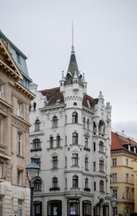Obraz premium White Building with Pointed Tower on Freyung Square in Vienna