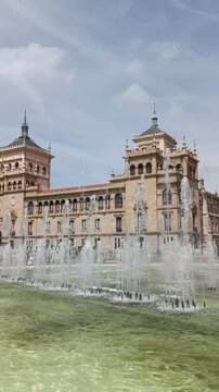 Video vertical chorros de agua en la fuente de la plaza Zorrilla con la academia militar de caballer&iacute;a al fondo en Valladolid, Espa&ntilde;a. Sin audio