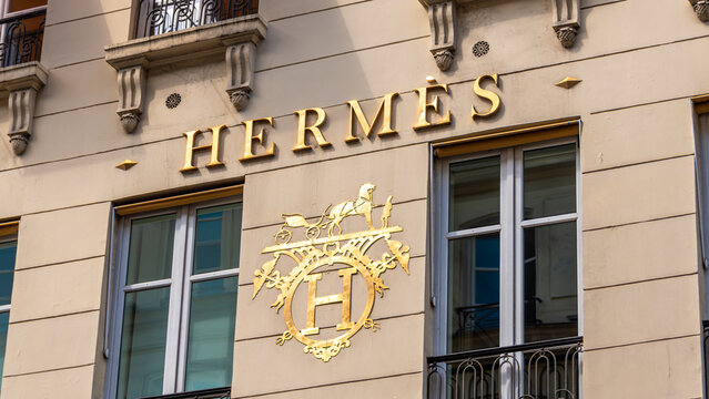 Paris, France - 16 juin 2025: Enseigne et logo sur le si&egrave;ge social d'Herm&egrave;s International. Herm&egrave;s est un groupe de luxe sp&eacute;cialis&eacute; dans la maroquinerie, le pr&ecirc;t-&agrave;-porter, la parfumerie, l'horlogerie..