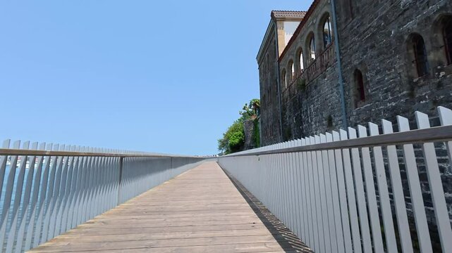 Vue Pov de la passerelle de la Bidassoa cot&eacute; Fran&ccedil;ais. construction bois et m&eacute;tal avec vue en contrebas d'un ch&acirc;teau de pierre 
