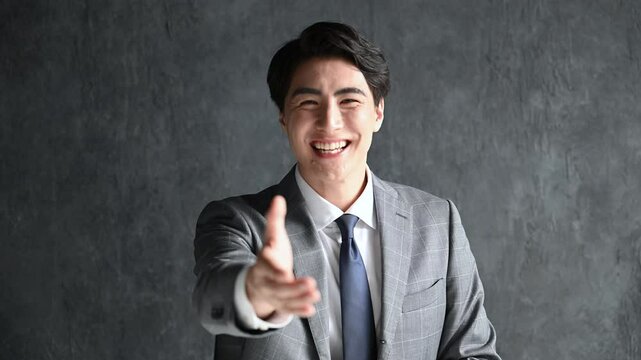 握手を求めるスーツを着たハンサムなビジネスマン　転職やスカウト、商談などの動画のイメージ