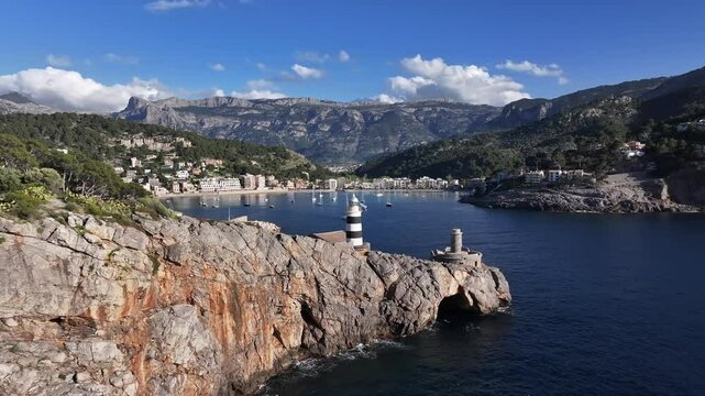 Far de la Creu del Puerto de Soller, en Mallorca, Islas Baleares