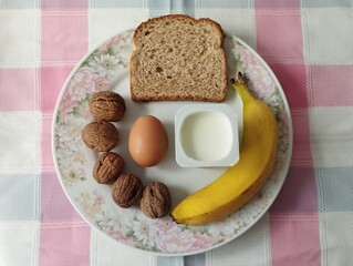 Desayuno equilibrado con fruta, lácteo, proteína animal, frutos secos y carbohidratos 