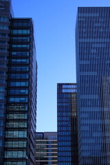 ビル群と青空、都会の風景イメージ