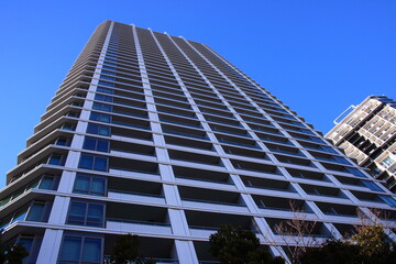 高層マンションを見上げた風景