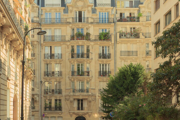 프랑스 파리, 발코니가 있는 우아한 건물 외관