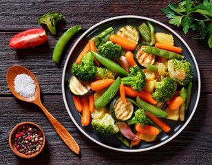 Un plato con receta de verduras salteadas a la plancha para una alimentación y dieta sana vegetariana sobre una mesa de cocina