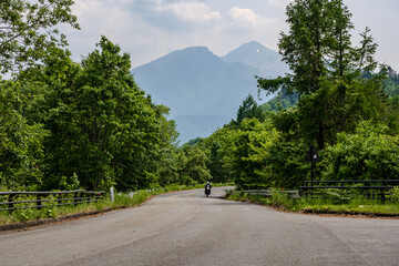 磐梯吾妻レークラインの三湖パラダイス付近を走るオートバイ