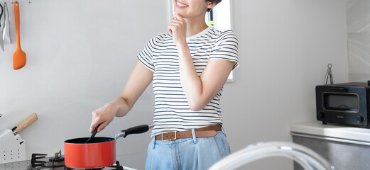 キッチンで料理をしている女性