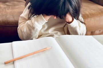 泣きながら勉強する子ども