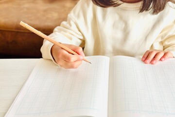 自宅学習する勉強中の子ども