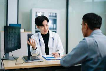 Doctor discusses brain scan results with patient using screen and clipboard.  health care, neurology, diagnosis