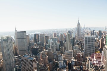Naklejka premium Flat design showing Manhattan towers by Empire State building, highlighting rooftop water towers