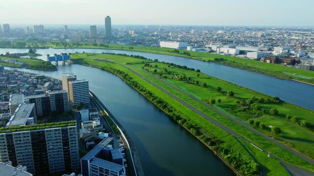 荒川付近で東京住宅地を夕方に空撮