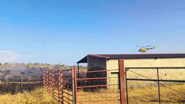 Helic&oacute;ptero apagando fuego zona agr&iacute;cola 