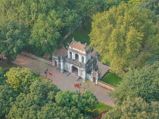 Obraz premium Aerial angle of temple gate surrounded by trees