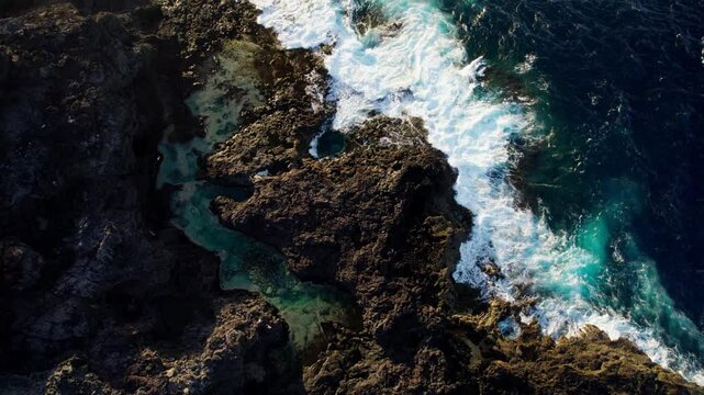 Plan drone d'un littoral rocailleux &agrave; lanzarote au couch&eacute; de soleil