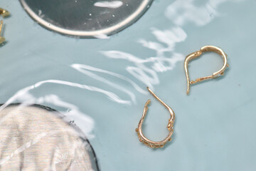 Ultrasonic bath for cleansing objects and jewelry.