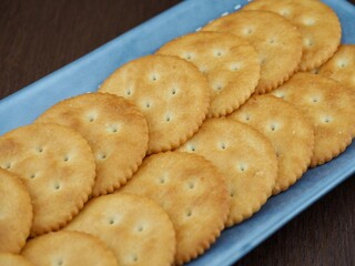 갈색 원형 모양의 크래커, 간식