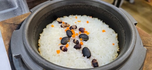 Rice cooked in a stone pot